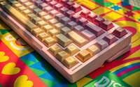 Kleurrijk toetsenbord met Wukds Snacks keycaps – perfect voor een speelse setup